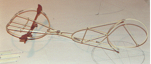 Gestellkreuz und Leitwerk des Maihhe-Rhinow-Apparates. Beides kann wie beim Original zerlegt werden